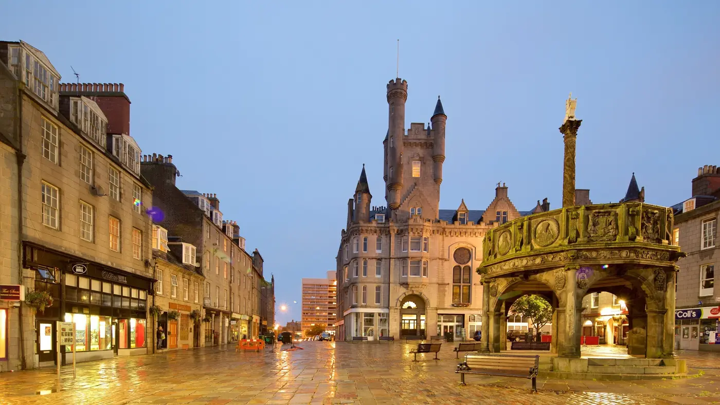 Historische Castlegate in het centrum van Aberdeen bij schemering
