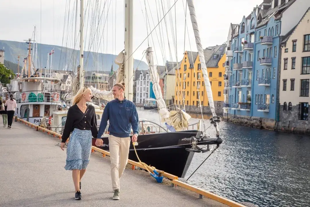 Art-nouveaugebouwen aan de waterkant naast de haven van Ålesund