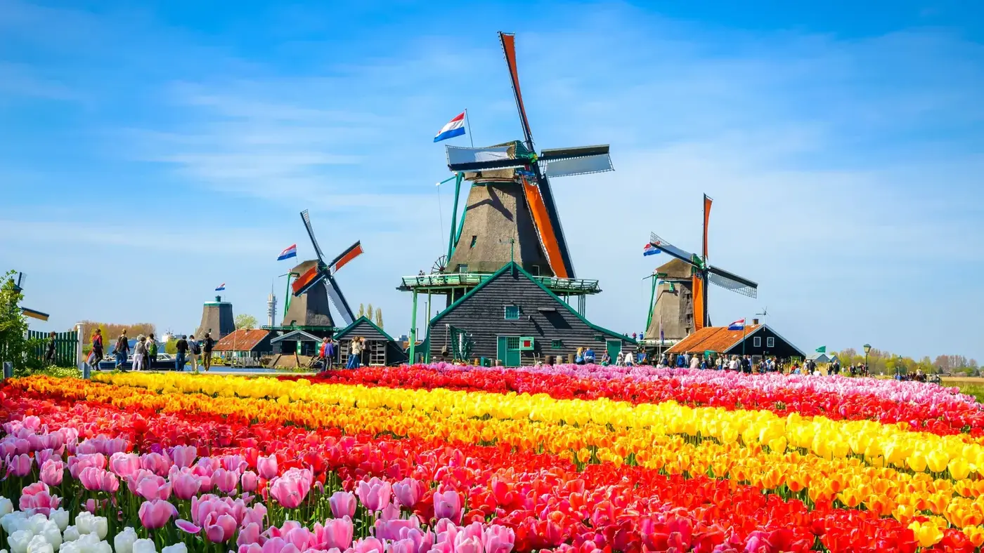 Amsterdam kanaal huizen en historische waterkant in Nederland