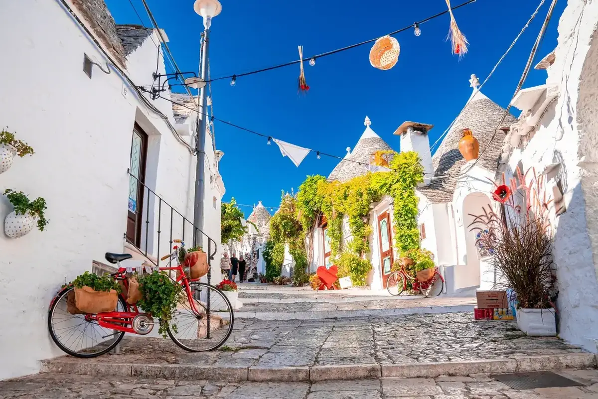 Brindisi waterkant en historische haven in Puglia, Italië