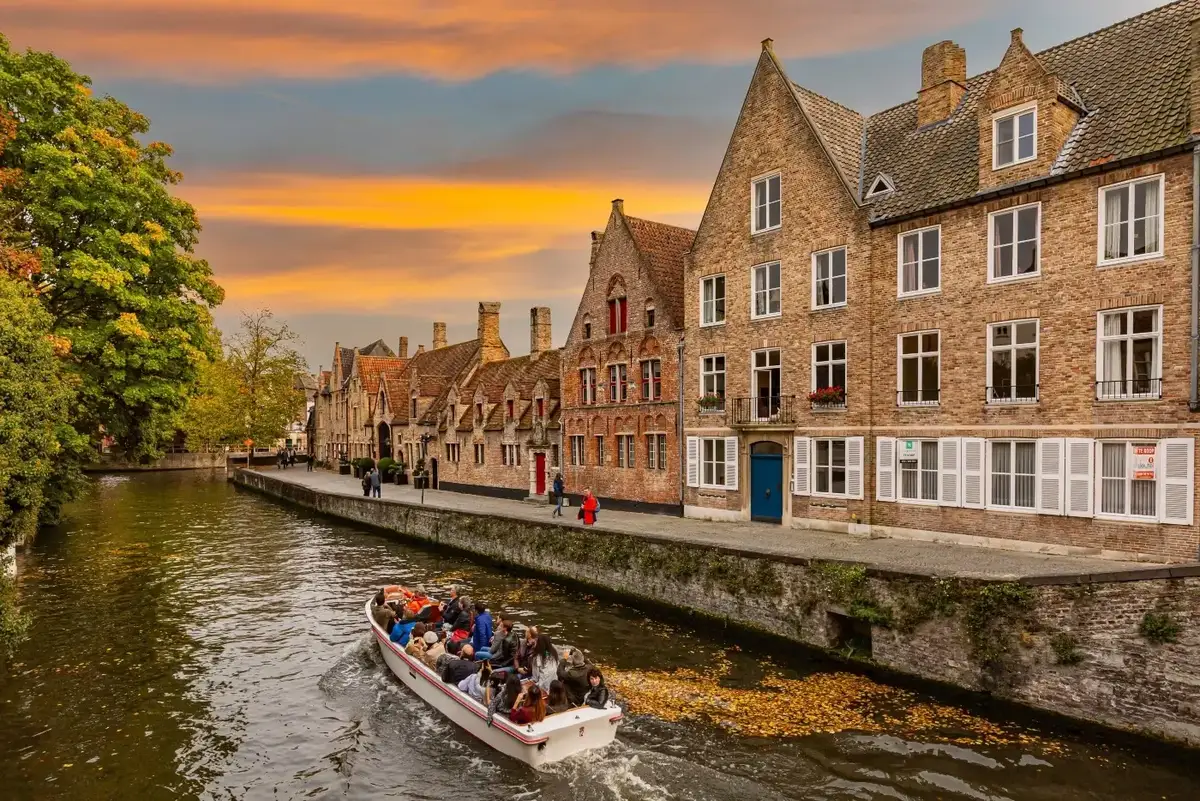 Kanalen en middeleeuws historisch centrum van Brugge in België