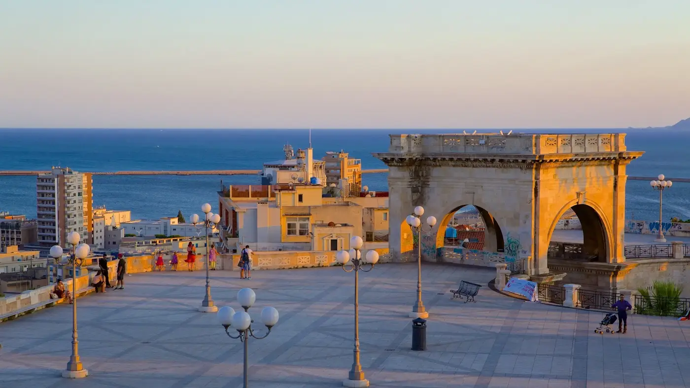 Cagliari historische stad en mediterrane waterkant in Sardinië