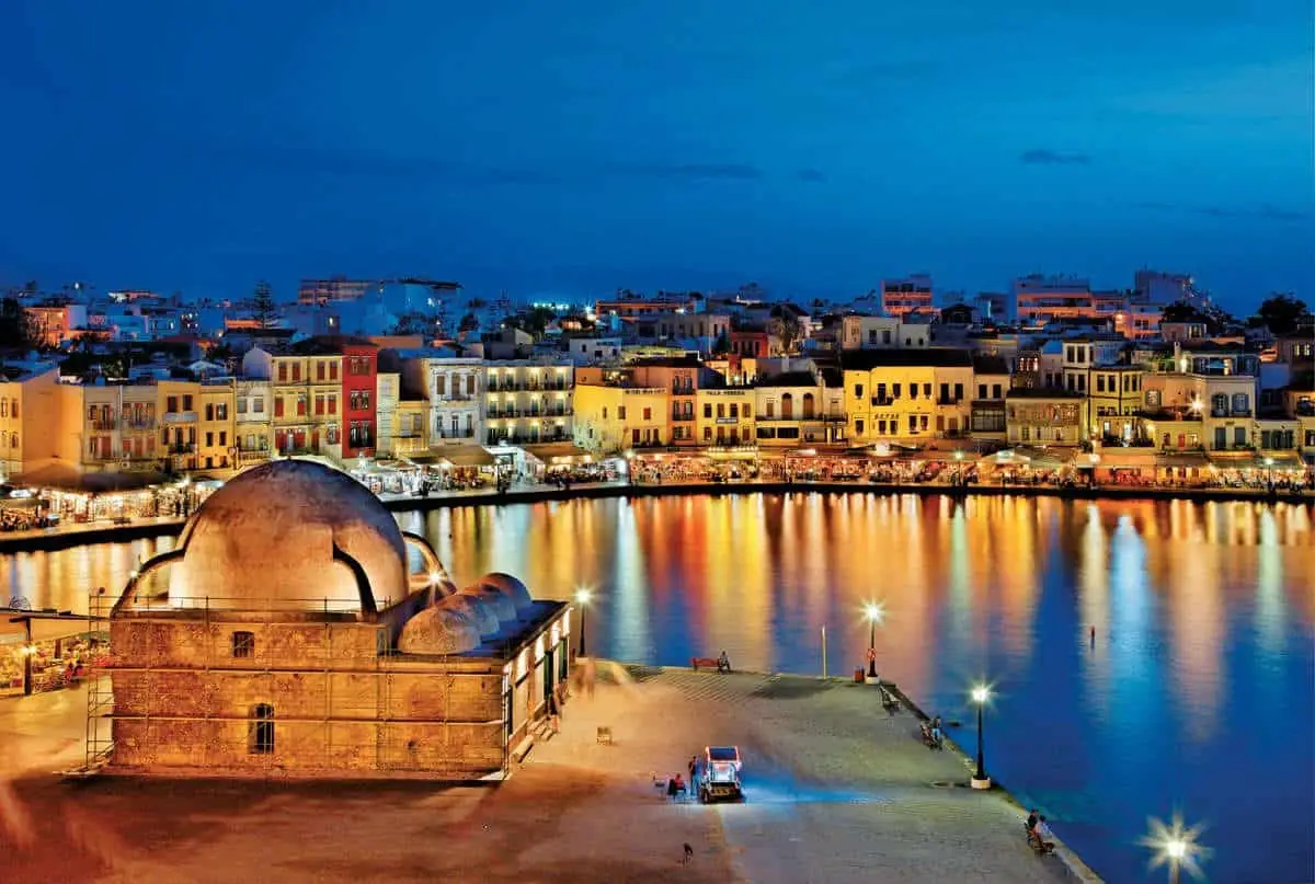 Oude Venetiaanse Haven en vuurtoren van Chania op Kreta