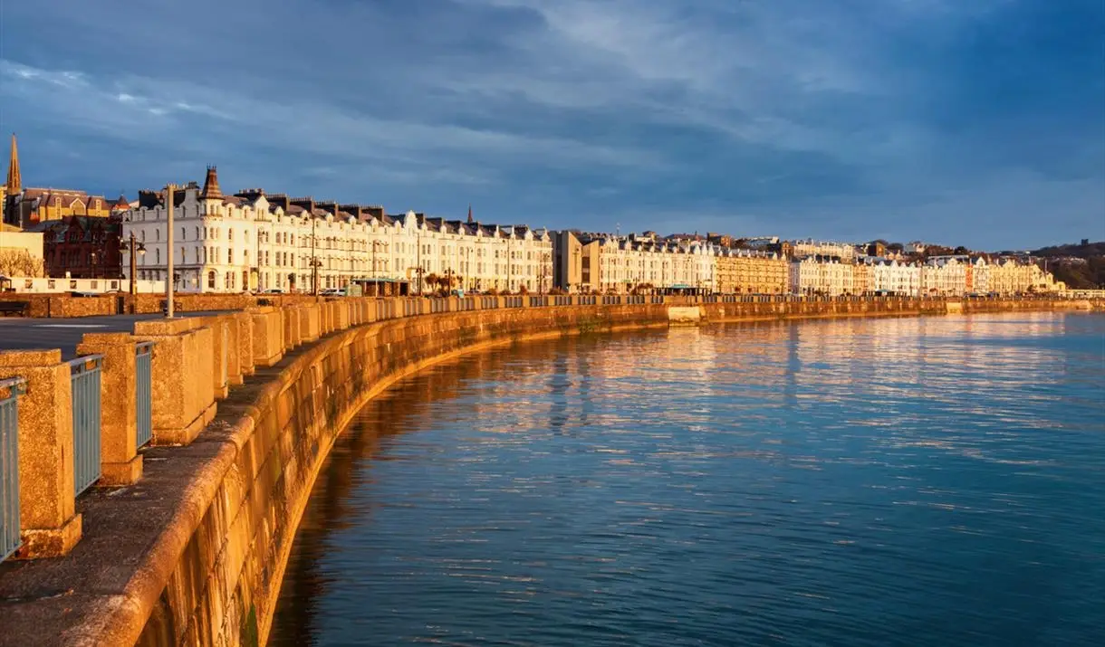 Promenade, baai en kustboulevard van Douglas op het eiland Man