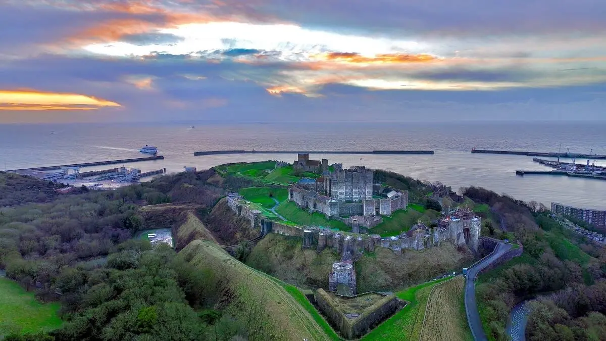 Witte Kliffen van Dover, het kasteel en de kust van het Kanaal in Kent