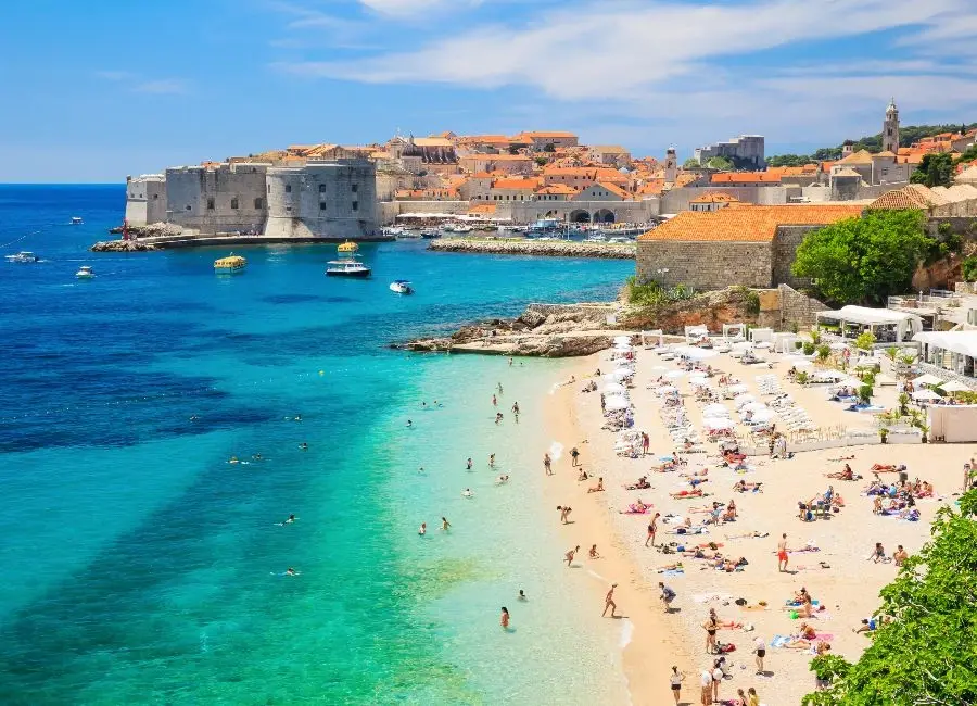 Oude stad van Dubrovnik, stadsmuren en Adriatische Zee in Kroatië