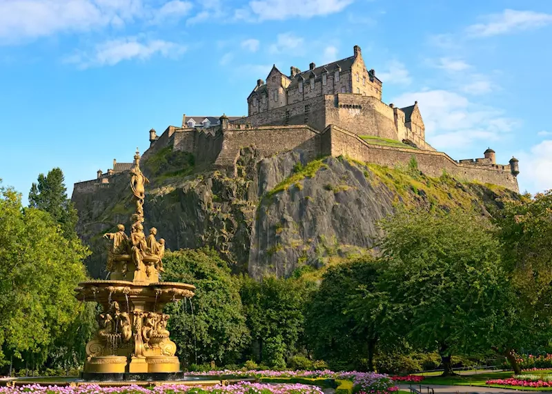 Edinburgh Castle, skyline van de oude stad en historische straten in Schotland