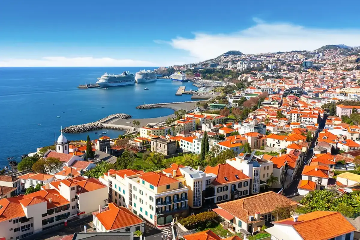 Funchal waterkant, heuvels en Atlantische landschap op Madeira