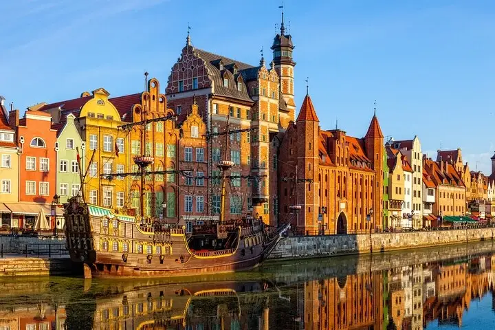 Waterkant en modernistisch stadscentrum van Gdynia aan de Poolse Oostzeekust