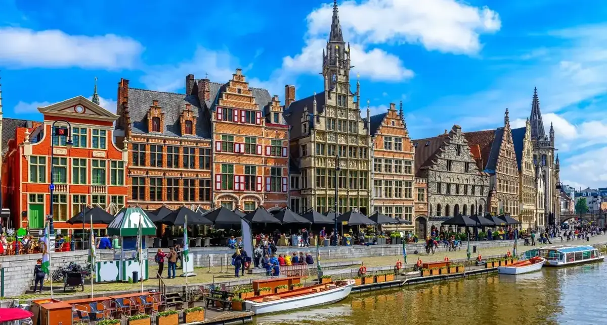 Middeleeuws stadscentrum, kanalen en historische gildehuizen van Gent in België