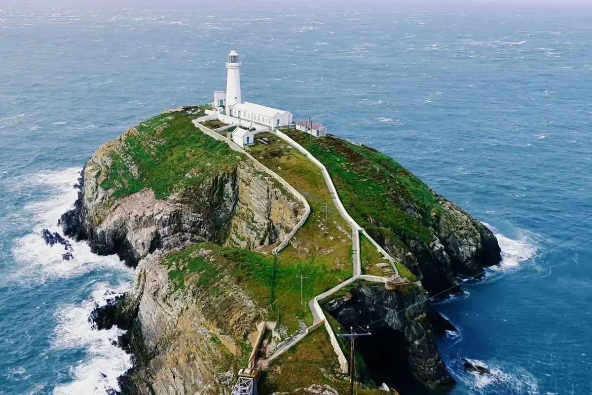 Kustlijn, haven en bergen van Holyhead op het eiland Anglesey in Wales