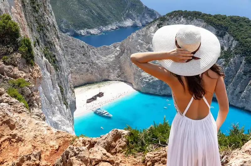 Baai en waterkant van Igoumenitsa aan de groene kust van Epirus in Noordwest-Griekenland