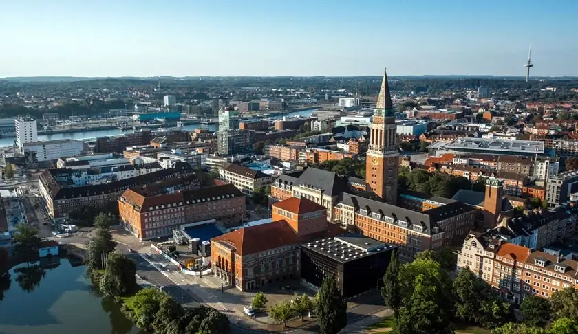 Kiel waterkant, haven en stad op de Oostzeekust van Noord-Duitsland