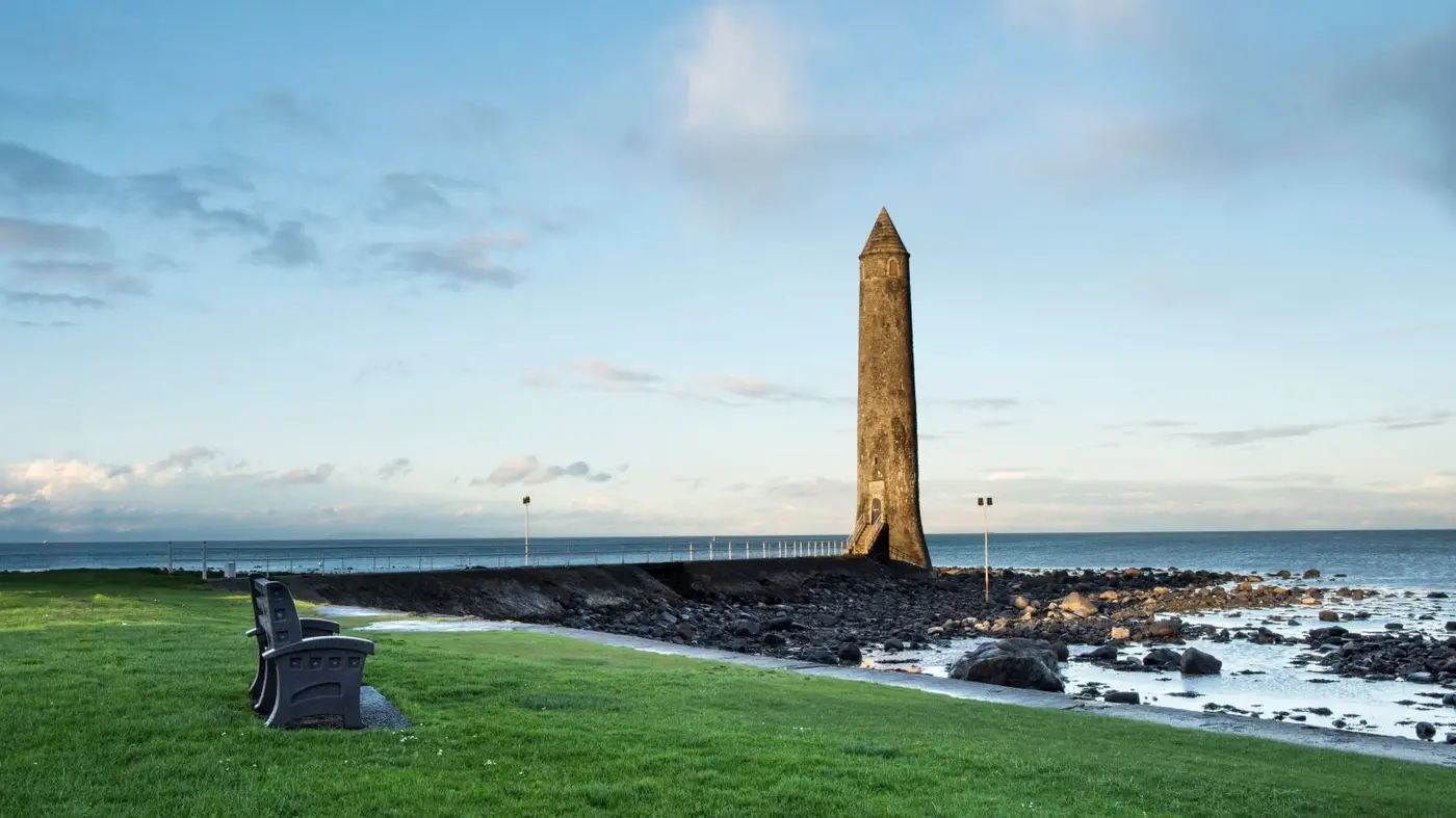 Larne haven, kustlijn en stad in Graafschap Antrim, Noord-Ierland
