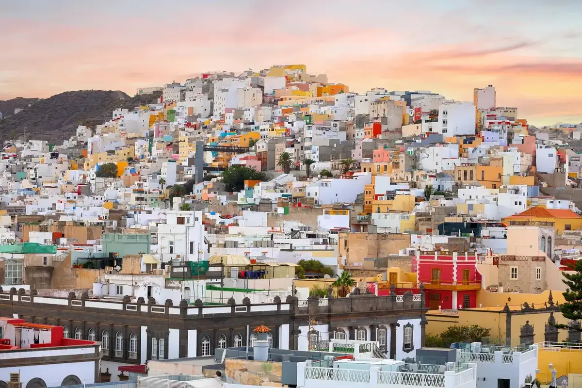 Las Canteras-strand en stadsgezicht van Las Palmas de Gran Canaria op de Canarische Eilanden