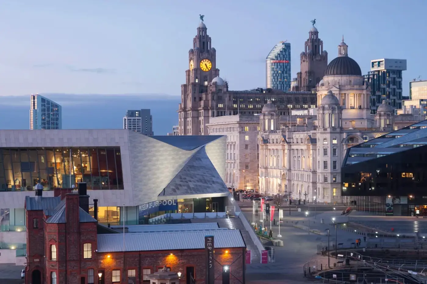 Waterkant van Liverpool, de Three Graces en de rivier de Mersey in Engeland