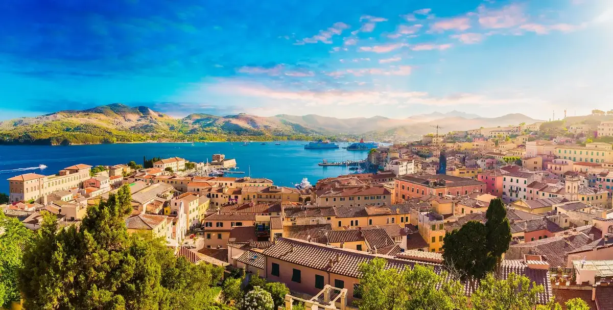 Livorno waterkant, kanalen en Toscaanse kust in Italië