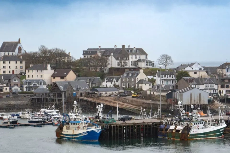 Mallaig haven en Hoogland kustlijn op de west kust van Schotland
