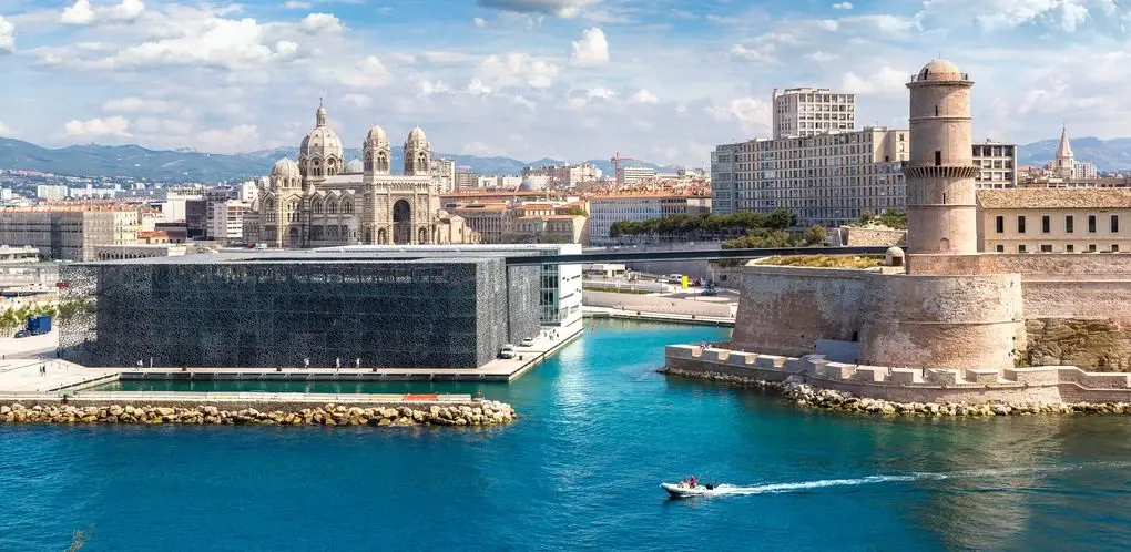 De Vieux-Port, de basiliek en de mediterrane skyline van Marseille in Zuid-Frankrijk