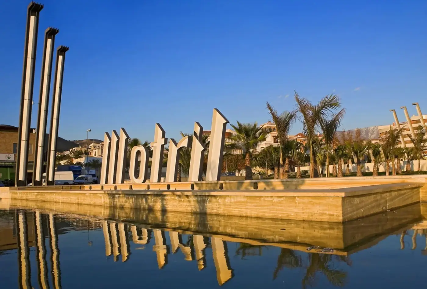 Kust, jachthaven en tropisch mediterraan landschap van Motril in Granada, Spanje