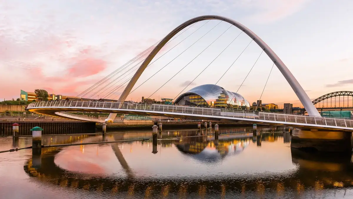 Bruggen over de Tyne en Quayside in Newcastle, Noordoost-Engeland