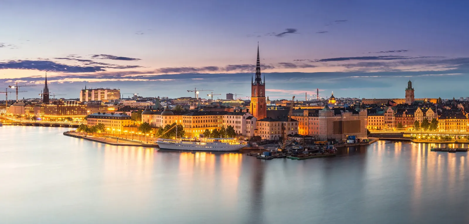 Haven, waterkant en Zweeds archipellandschap van Nynäshamn ten zuiden van Stockholm
