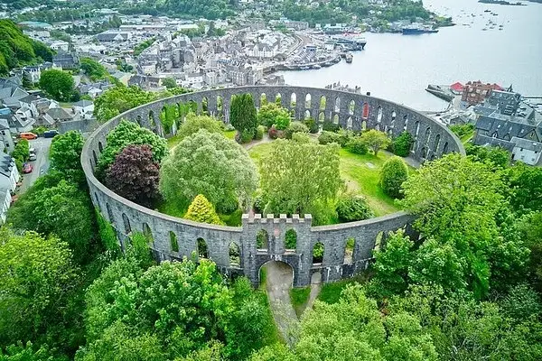 Oban waterkant, haven en heuvels op Schotlands west kust