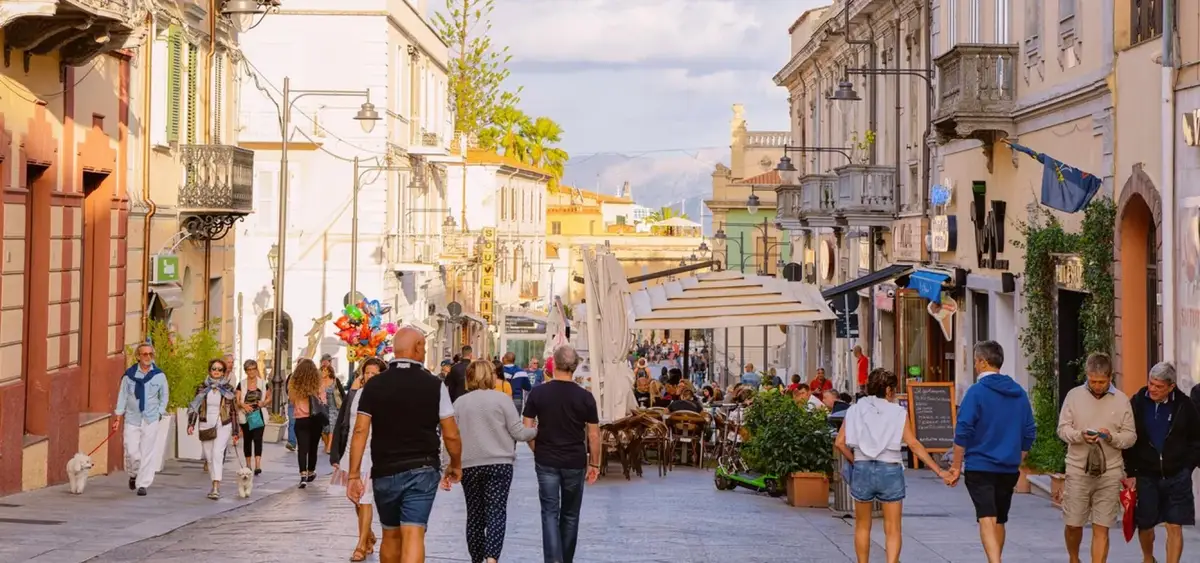 Waterkant en historisch centrum van Olbia in het heldere mediterrane landschap van Sardinië