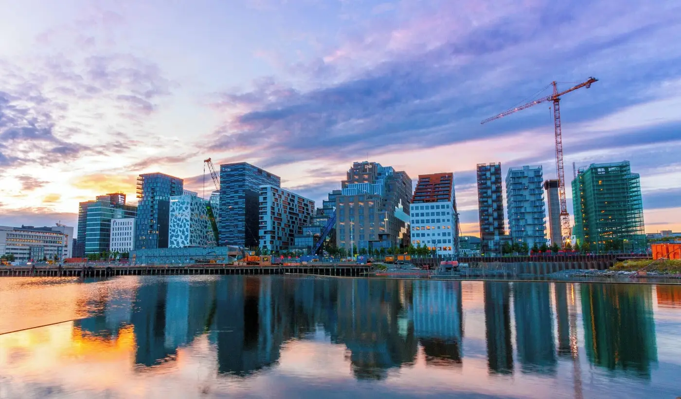 Waterkant, haven en moderne skyline van Oslo aan de Oslofjord in Noorwegen