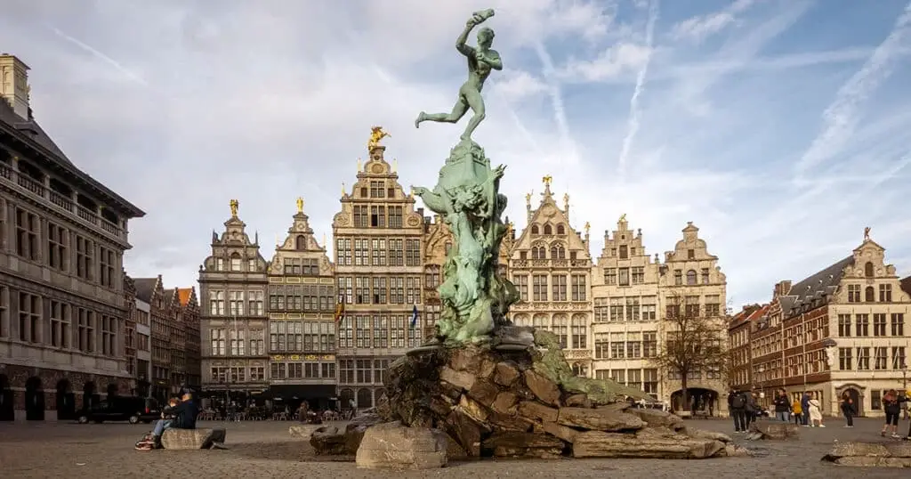 Oostenhet strand, promenade en Noordzee waterkant op de Belgische kust
