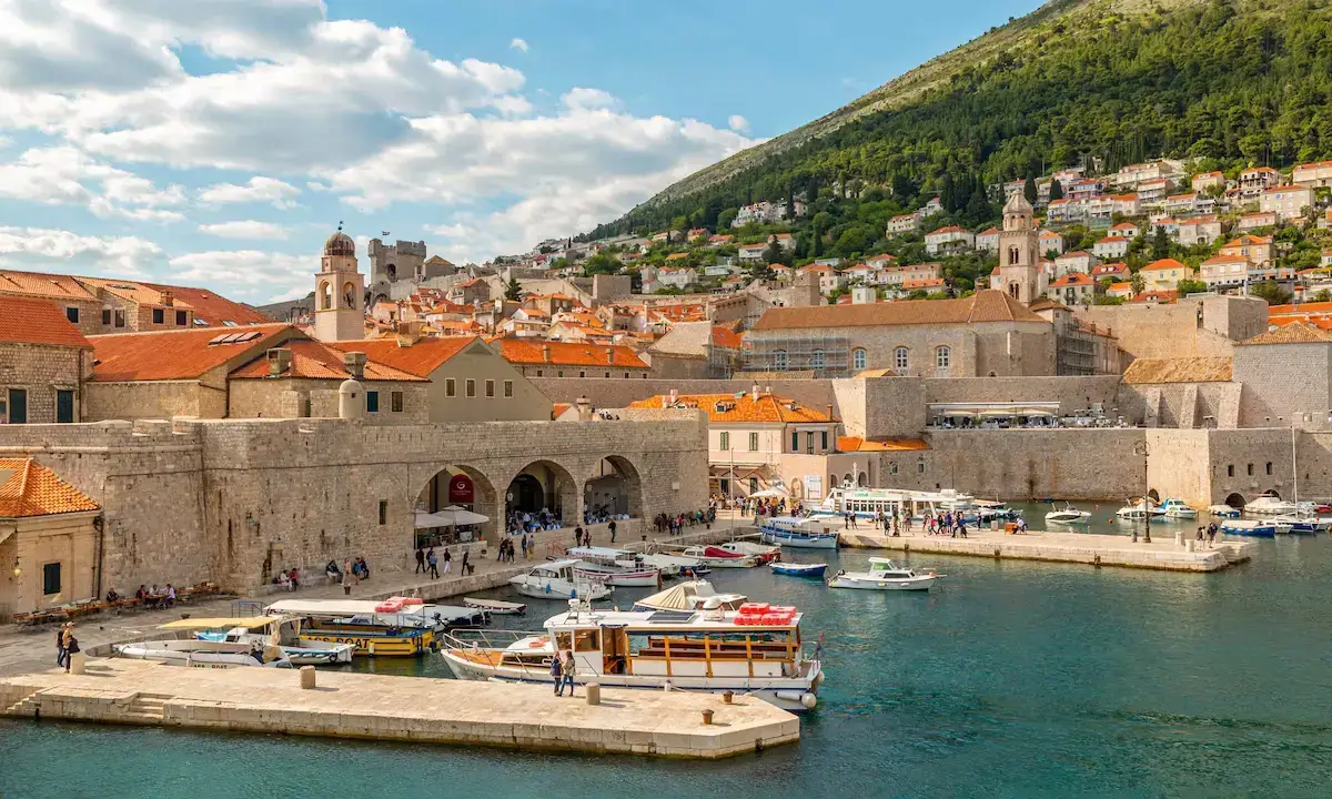 Ploče kust, Baćina Meren en Dalmatische landschap in Kroatië