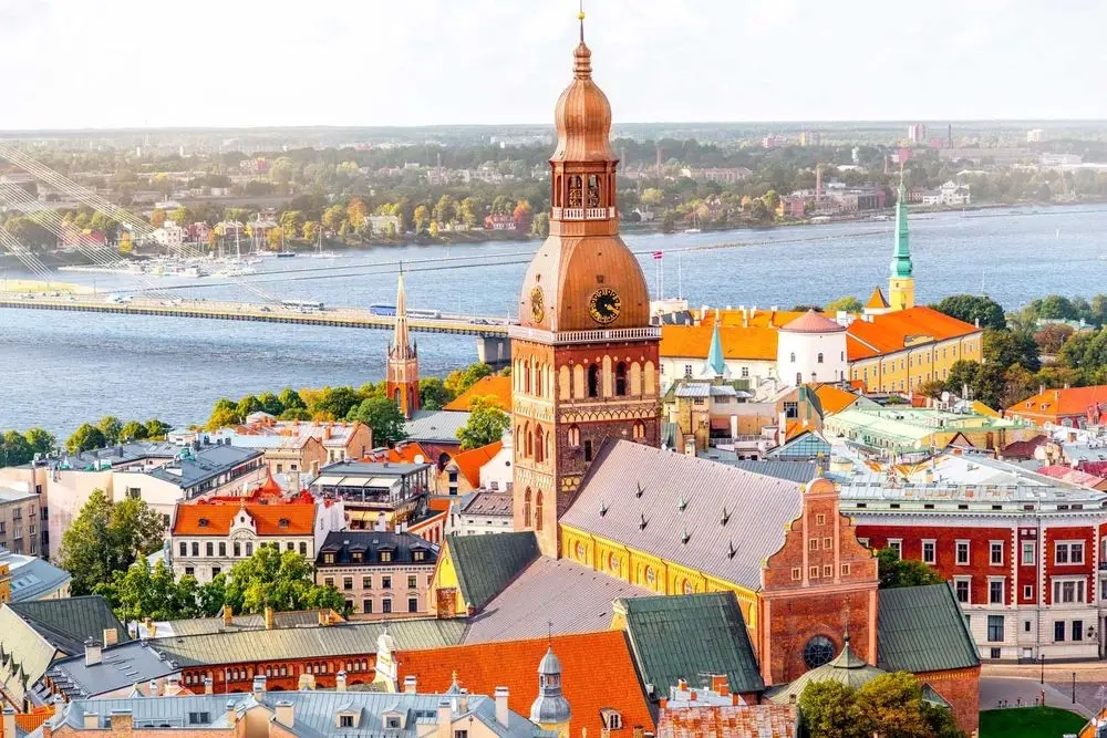 Oude stad, Daugava-waterkant en stadsskyline van Riga in Letland