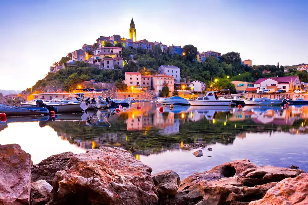 Waterkant en stadscentrum van Rijeka met de Kvarnerbaai in Kroatië