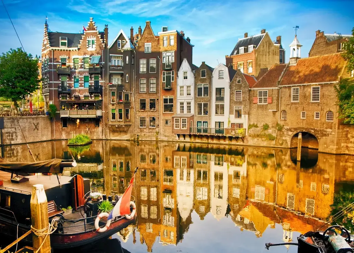 Rotterdam skyline, Erasmus Brug en waterkant in Nederland