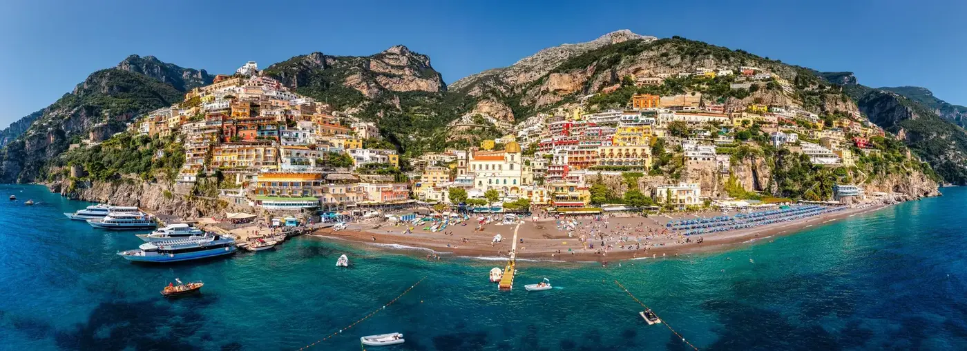 Salerno waterkant, oude stad en Golf van Salerno in Campania, Italië