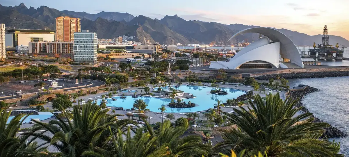 Waterkant en stadsgezicht van Santa Cruz de Tenerife op de Canarische Eilanden