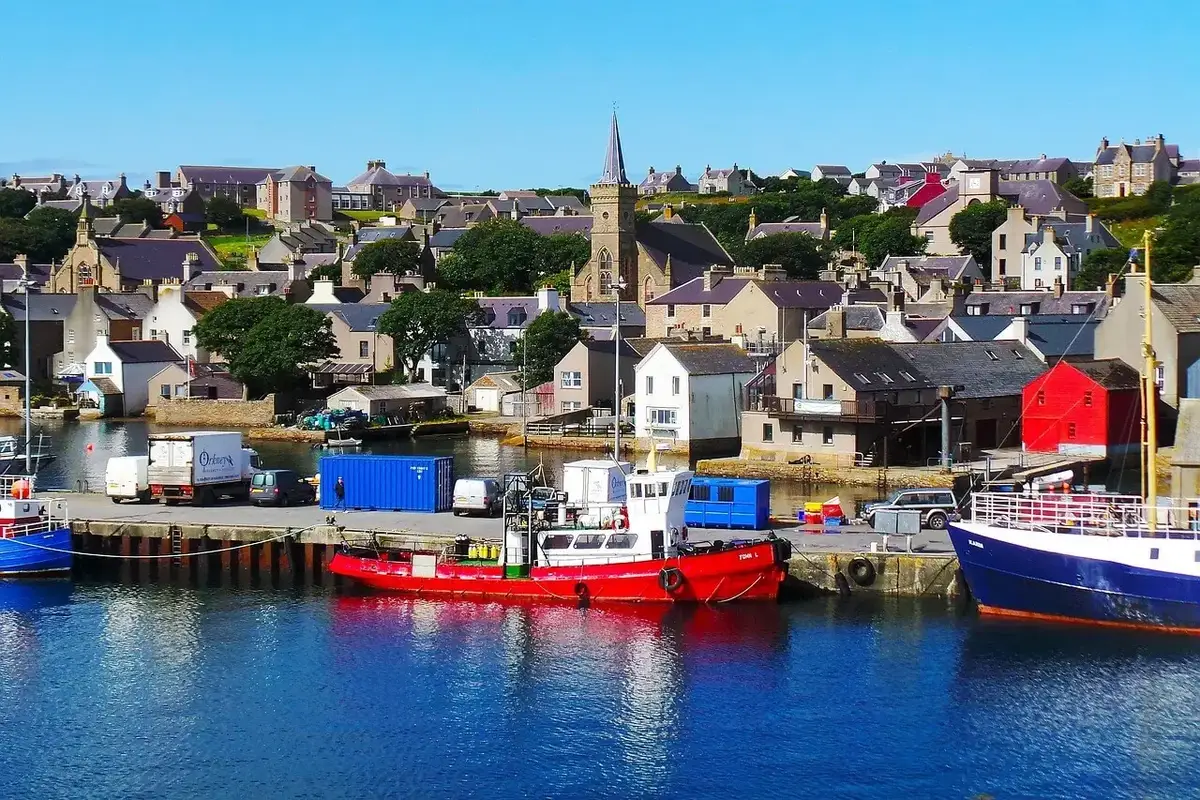 Scrabster haven en ruige kustlijn van Caithness in noordelijke Schotland