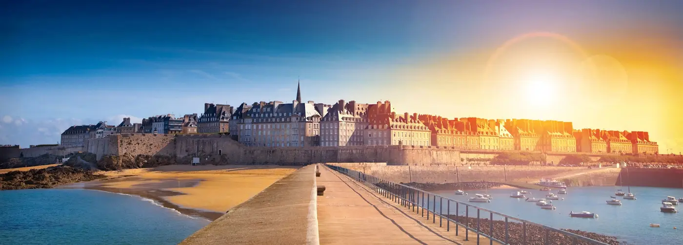 St Malo ommuurde oude stad, haven en stranden op de Brittany kust van Frankrijk