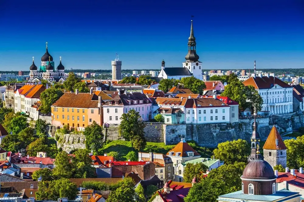 Middeleeuwse oude stad, torens en Oostzeekust van Tallinn in Estland