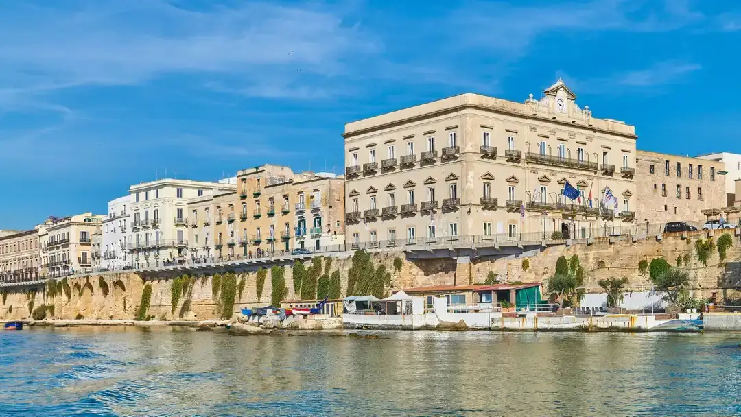 Taranto oude stad, waterkant en Aragonese Castle in Zuid-Italië