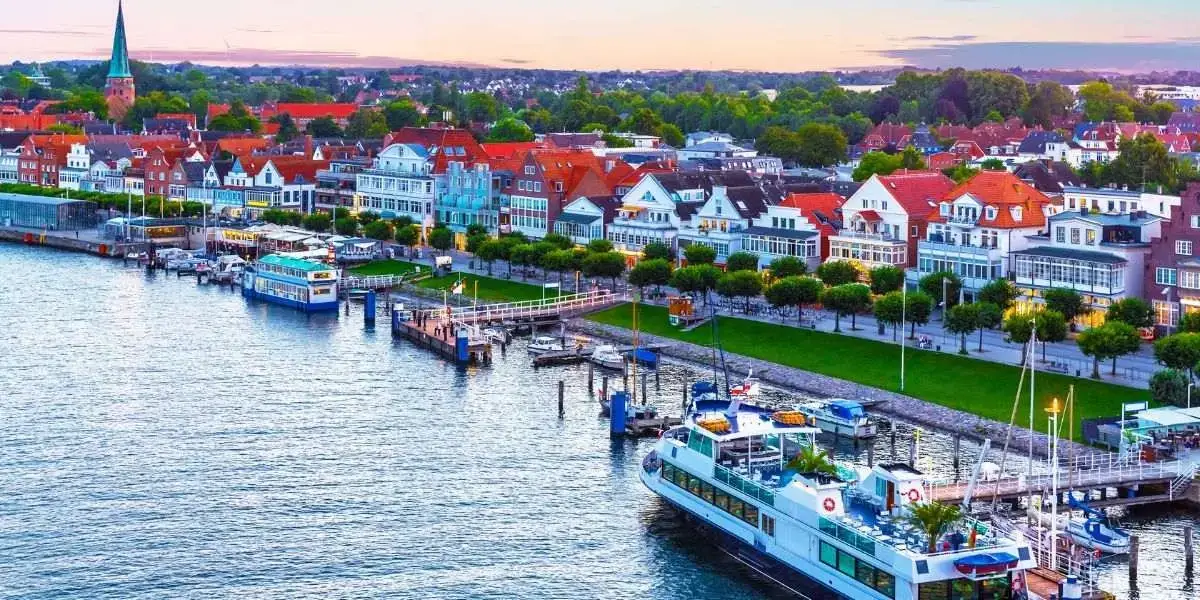 Strand en vuurtoren van Travemünde aan de Oostzeekust van Noord-Duitsland