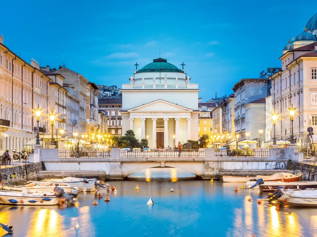 Waterkant van Triëst, Piazza Unità d’Italia en Adriatisch stadsgezicht in Italië