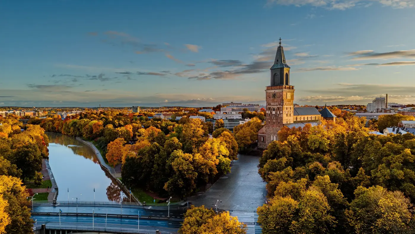 Rivierfront, kasteel en archipellandschap van Turku in Finland