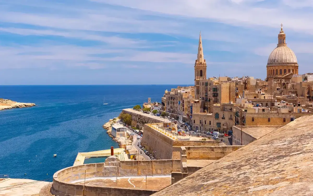 Valletta skyline, Grote Haven en versterkte waterkant in Malta