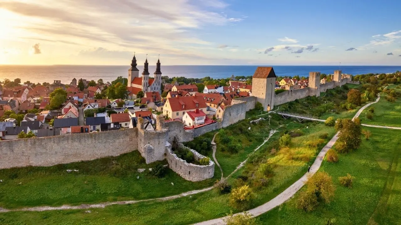 Middeleeuwse stadsmuren, daken en Oostzeewaterkant van Visby op Gotland