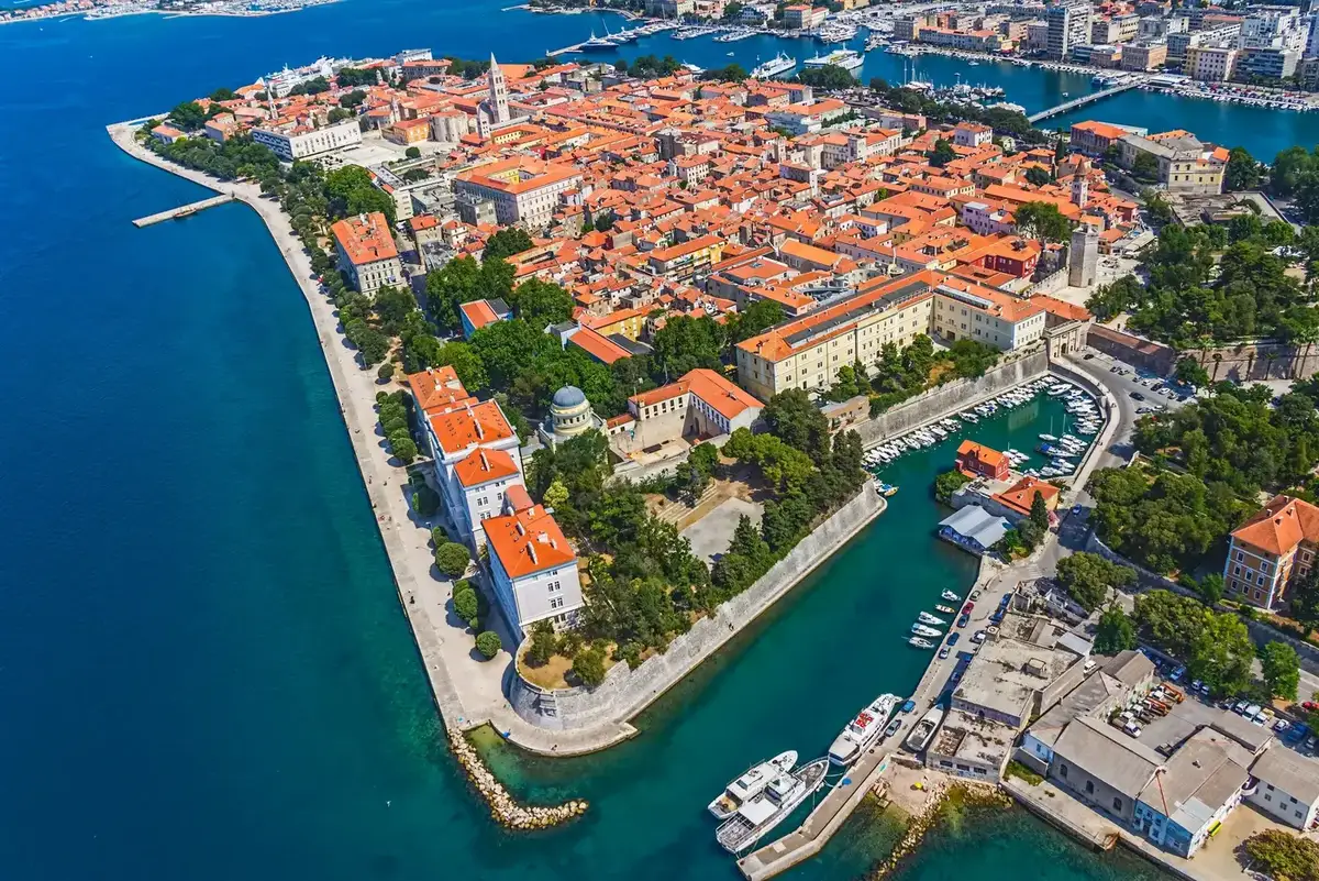 Historische waterkant en oud centrum van Zadar aan de Adriatische Zee in Kroatië