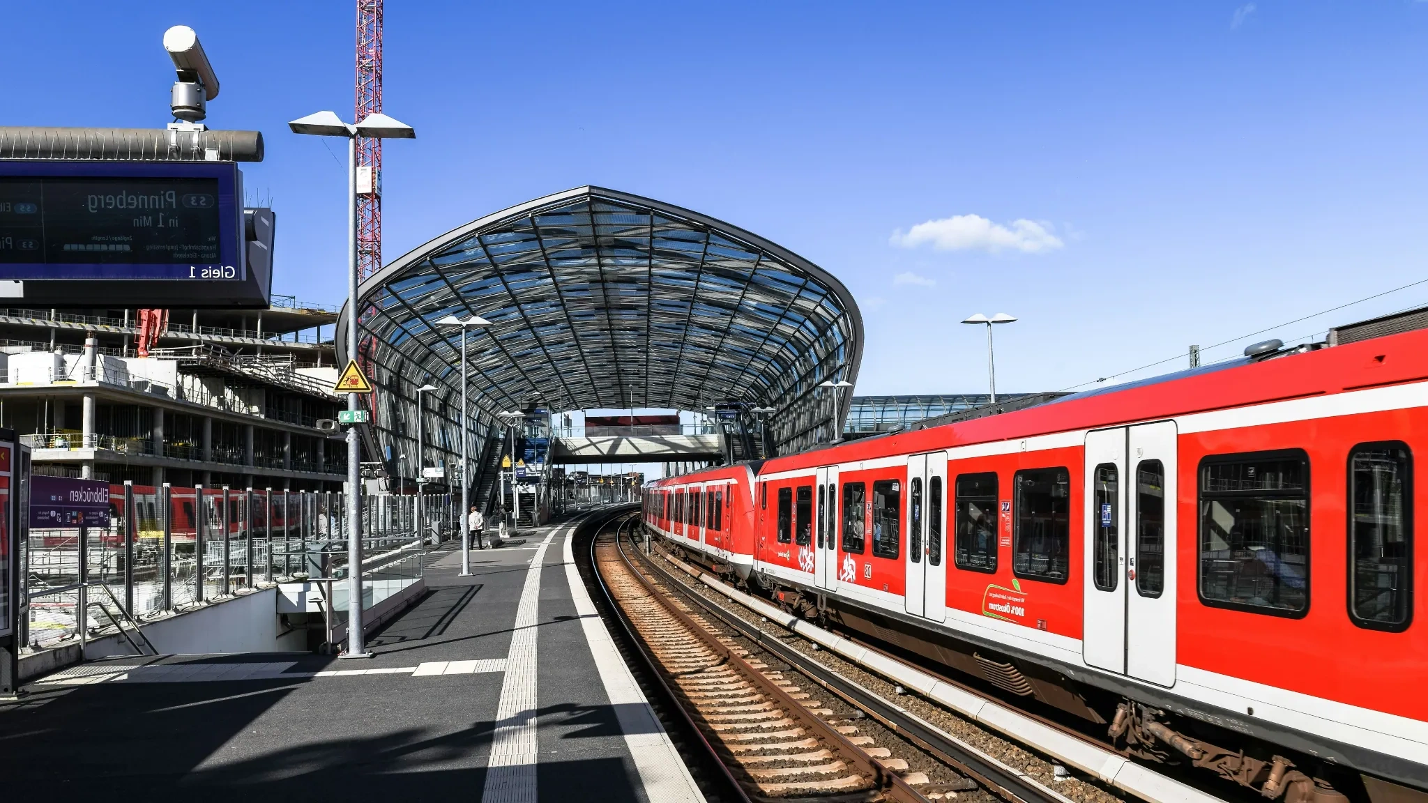 Moderne trein die aankomt bij een stationsperron