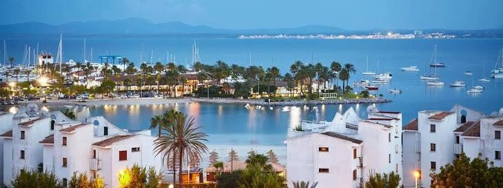 Alcúdia haven en waterkant in noordelijke Majorca