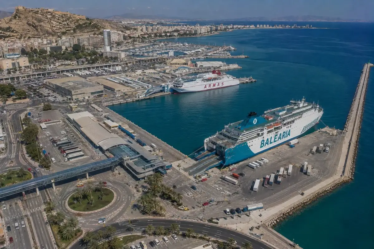 Passagiersveerboothaven en waterkant in Alicante