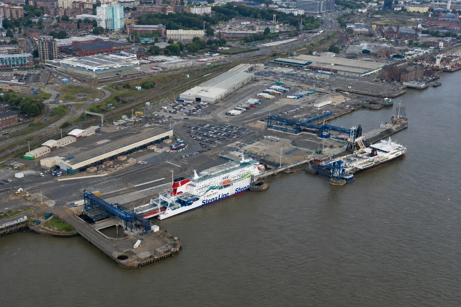 Luchtfoto van de veerboothaven van Birkenhead aan de rivier de Mersey tegenover Liverpool